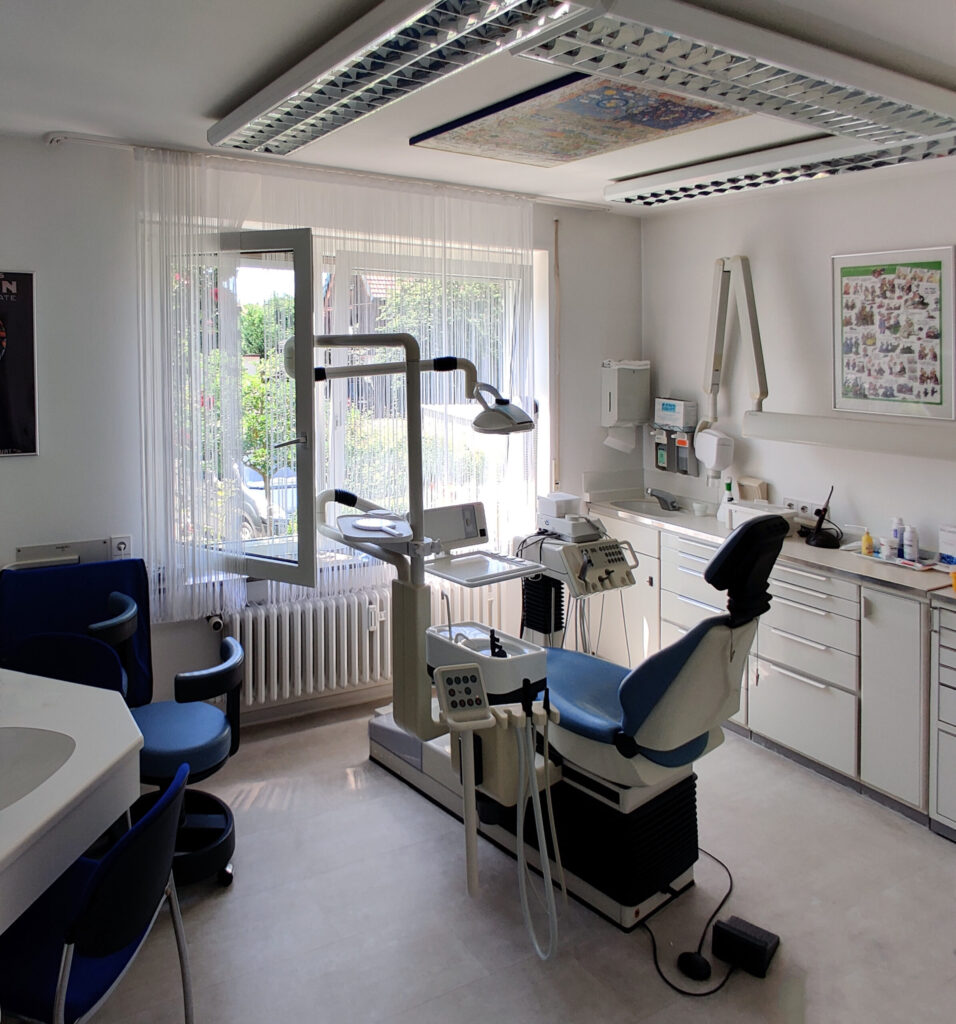 Behandlungszimmer mit Behandlungsstuhl