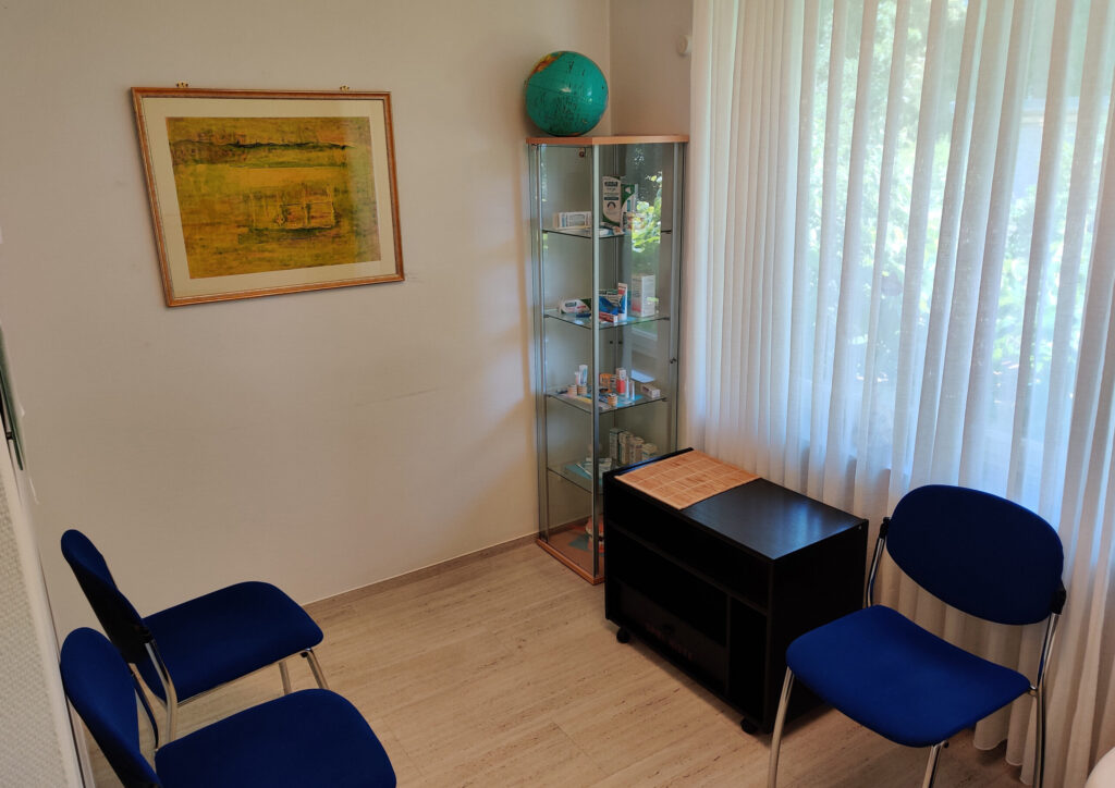 Helles Wartezimmer der Praxis