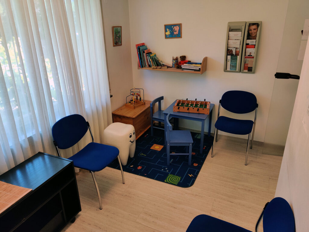 Kinderecke im Wartezimmer mit Spielsachen