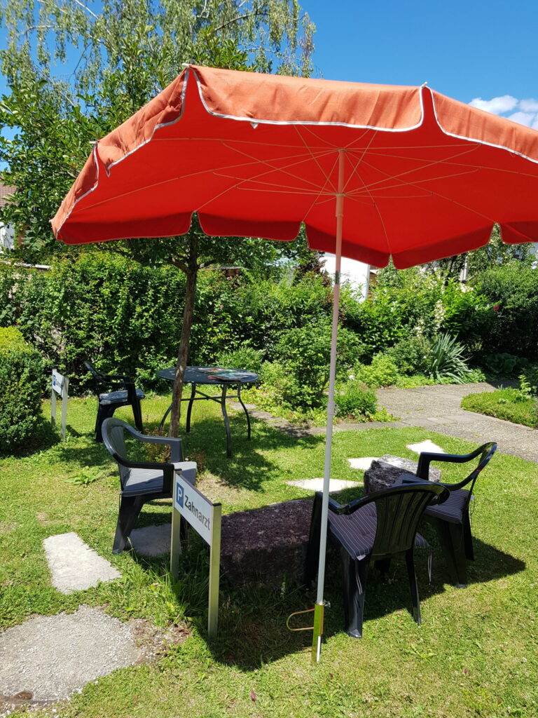 Sitzplätze im Freien vor der Praxis